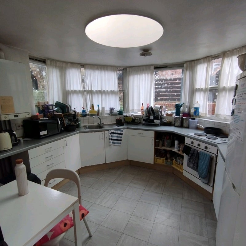Room Wray Crescent in Greater London