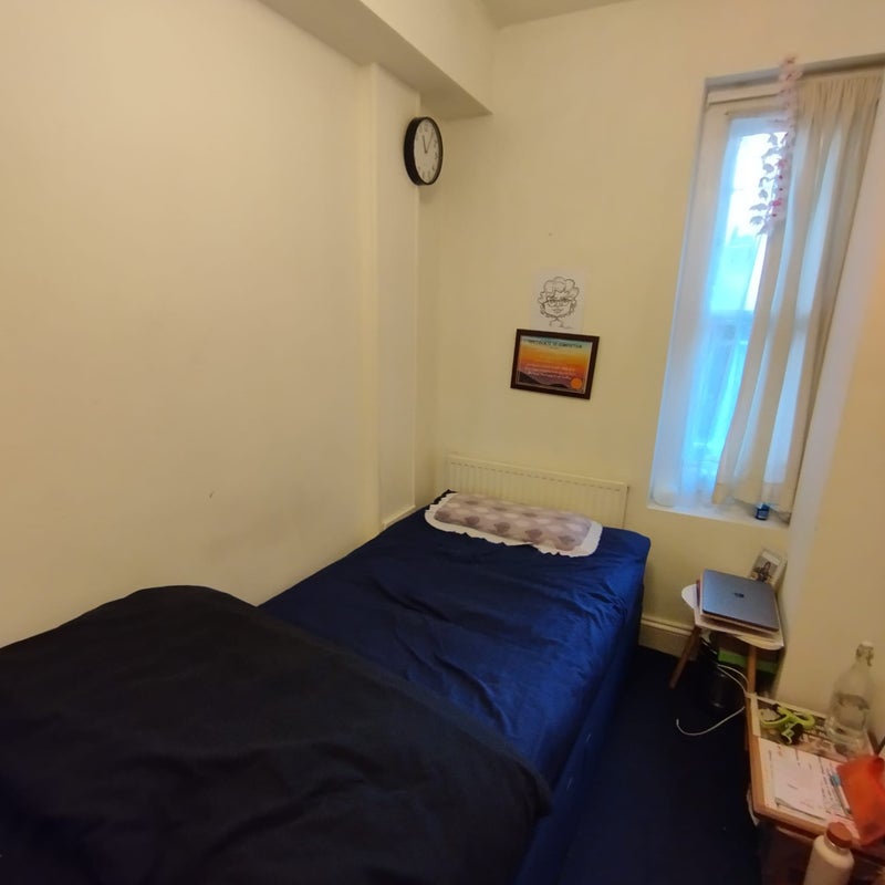 Room Wray Crescent in Greater London