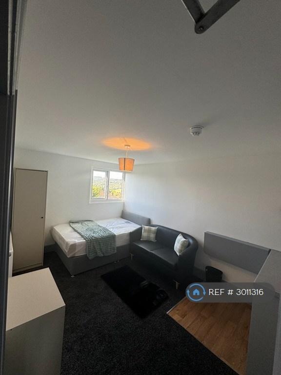 Room Leeds and Bradford Road in Leeds