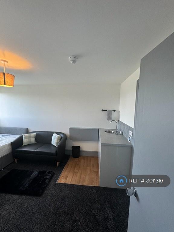 Room Leeds and Bradford Road in Leeds
