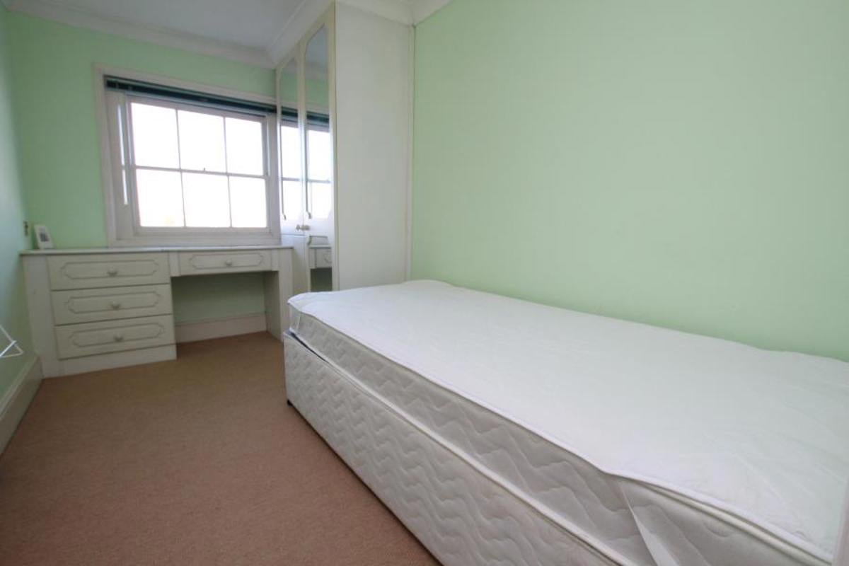 Flat Elmdale Road in Bristol
