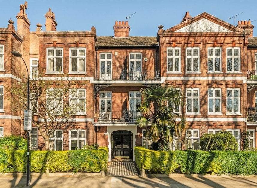 Flat Bishop's Park Road in Greater London