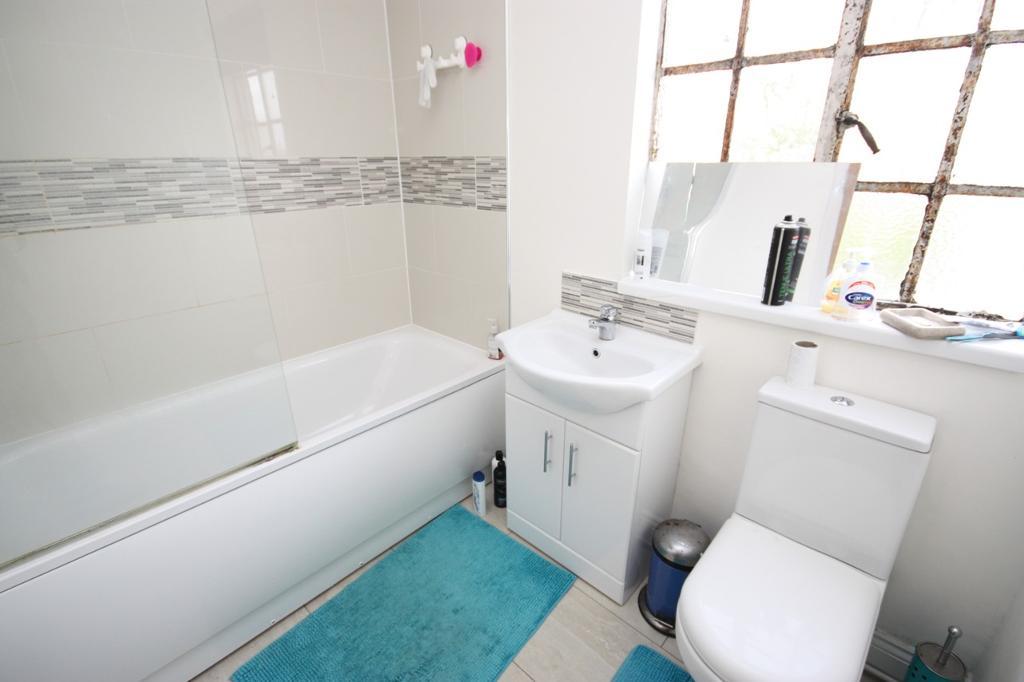 Room Western Avenue in Greater London