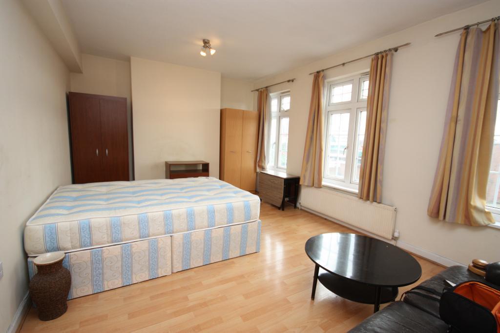Room Western Avenue in Greater London