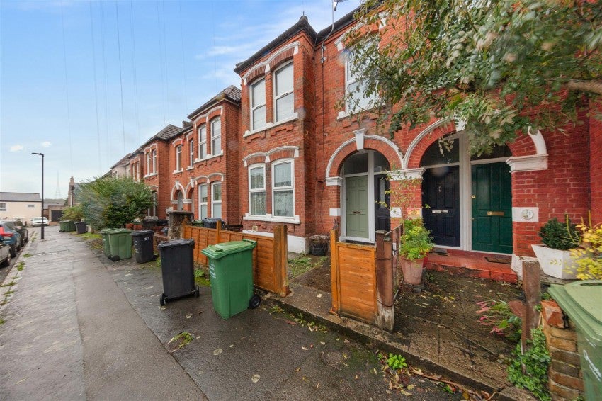 Flat Darlington Road in Greater London