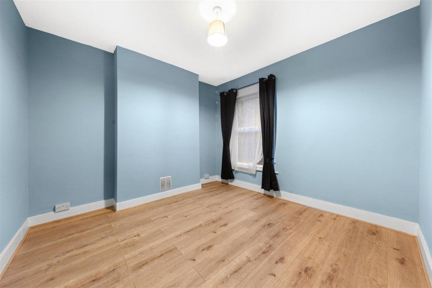 Flat Darlington Road in Greater London