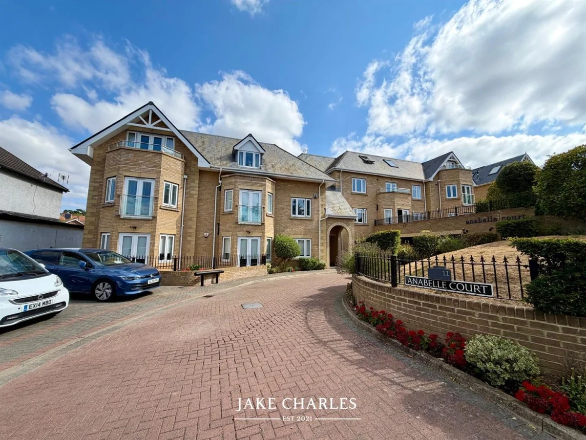 Flat Slades Hill in Greater London