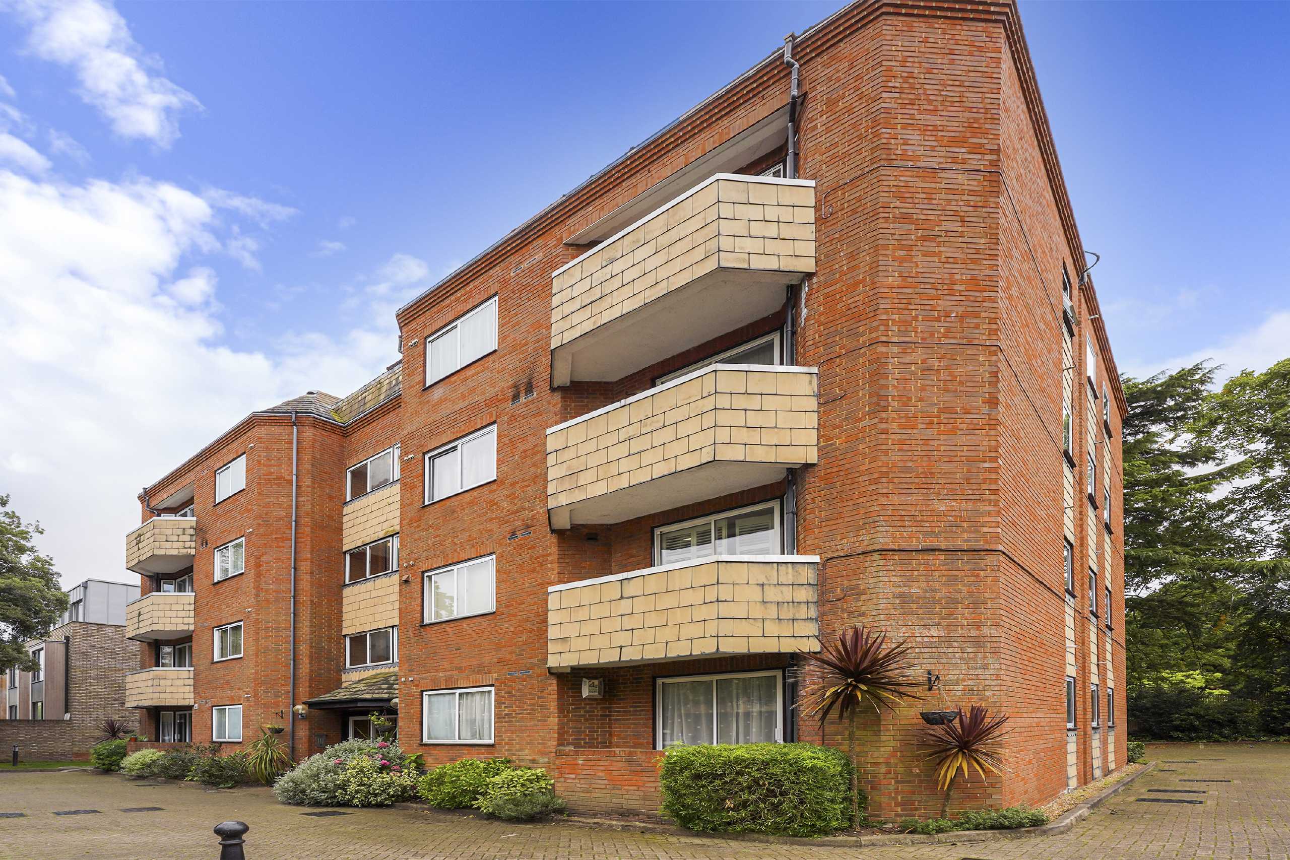 Flat Inner Park Road in Greater London