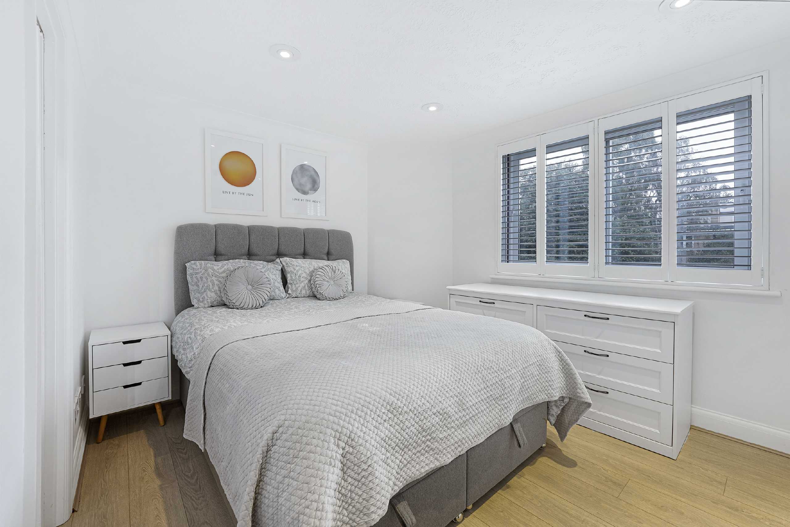Flat Inner Park Road in Greater London