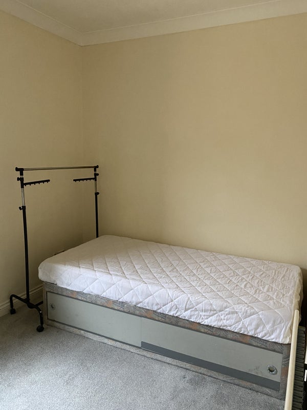 Room Ashley Road in Poole