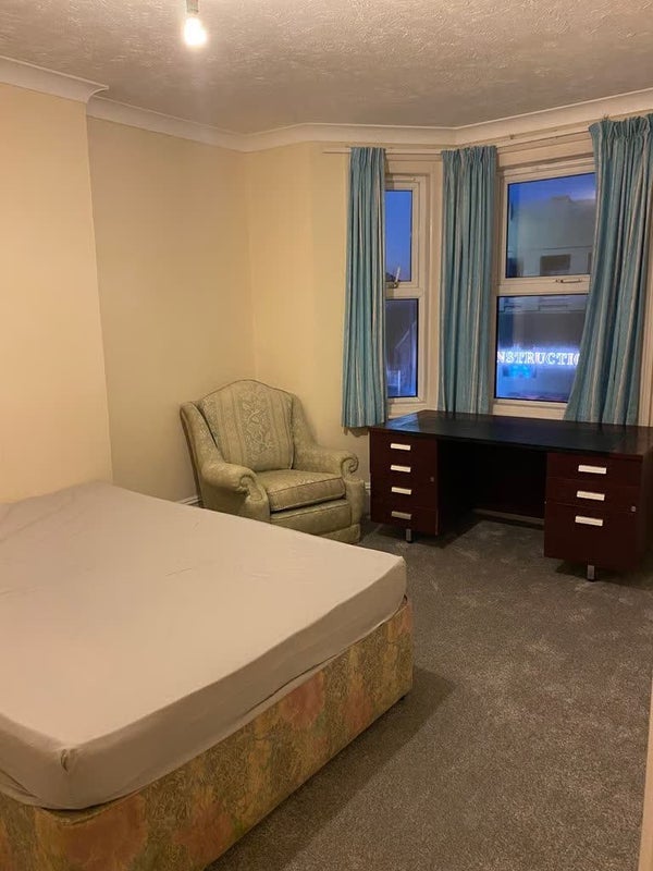 Room Ashley Road in Poole