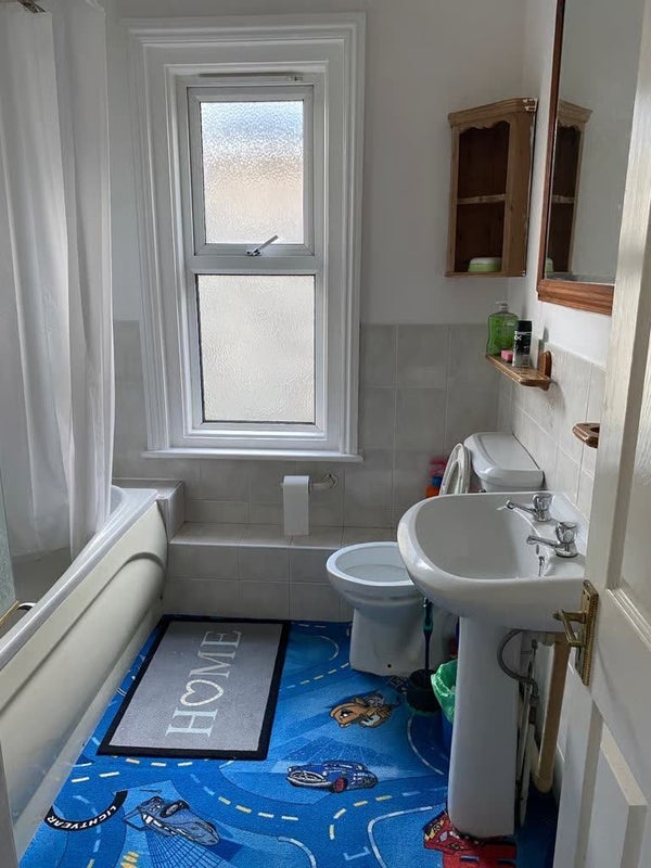 Room Ashley Road in Poole