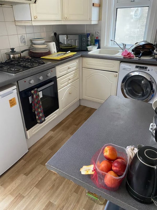 Room Ashley Road in Poole
