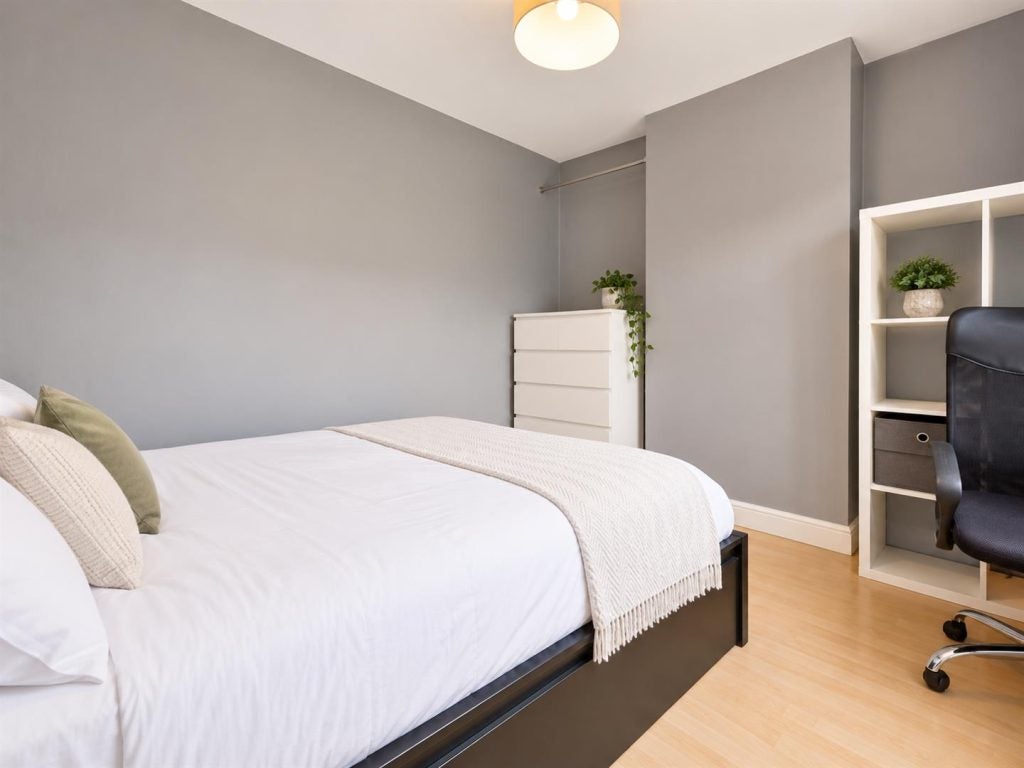 Flat Norbroke Street in Greater London