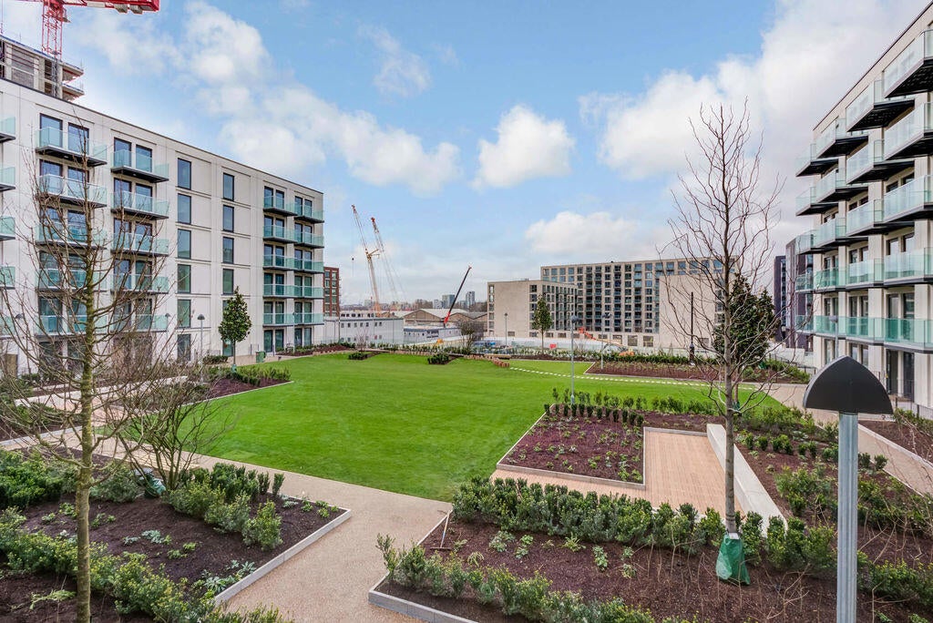 Flat Regalia Close in Greater London
