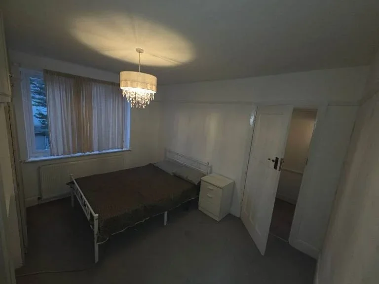 Room Aldborough Road South in Greater London