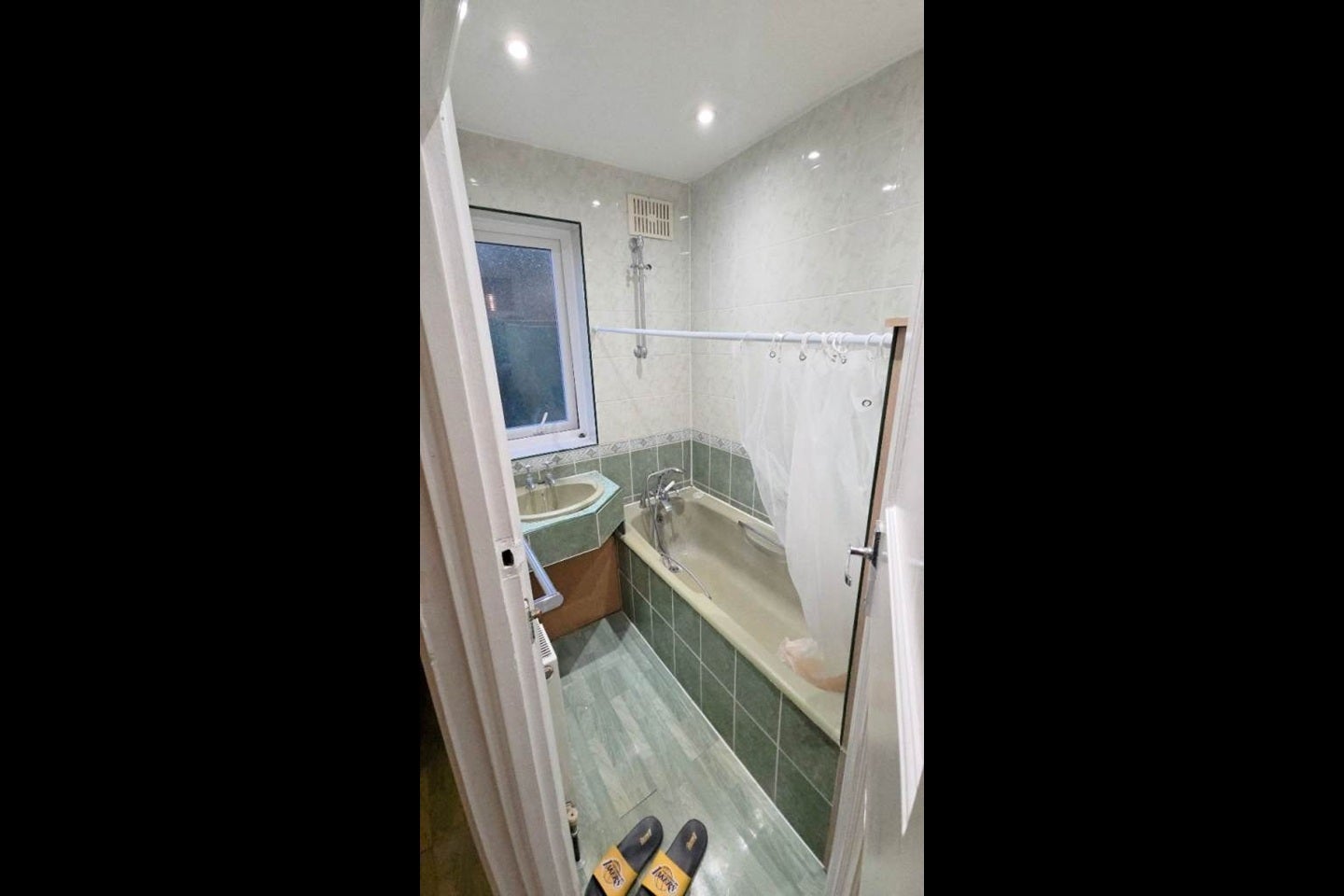 Room Aldborough Road South in Greater London