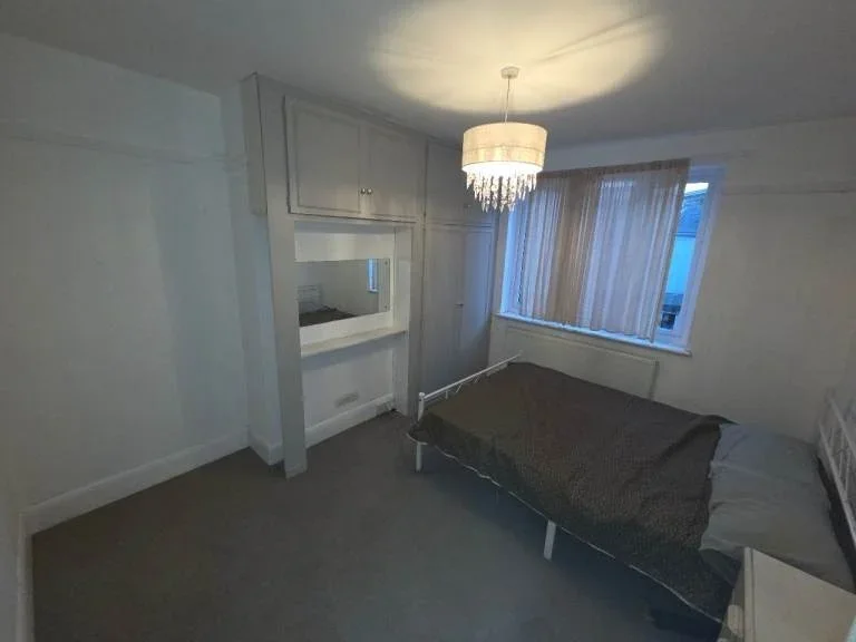 Room Aldborough Road South in Greater London