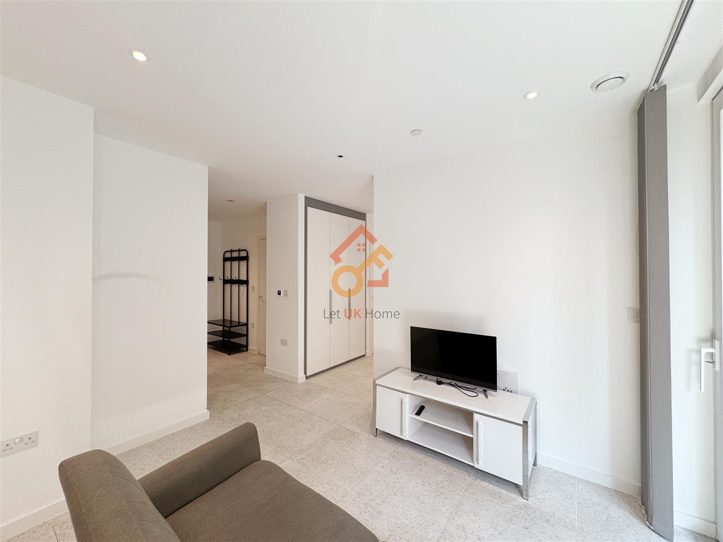 Flat Cendal Crescent in Greater London