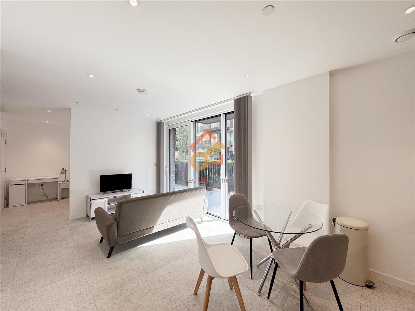 Flat Cendal Crescent in Greater London