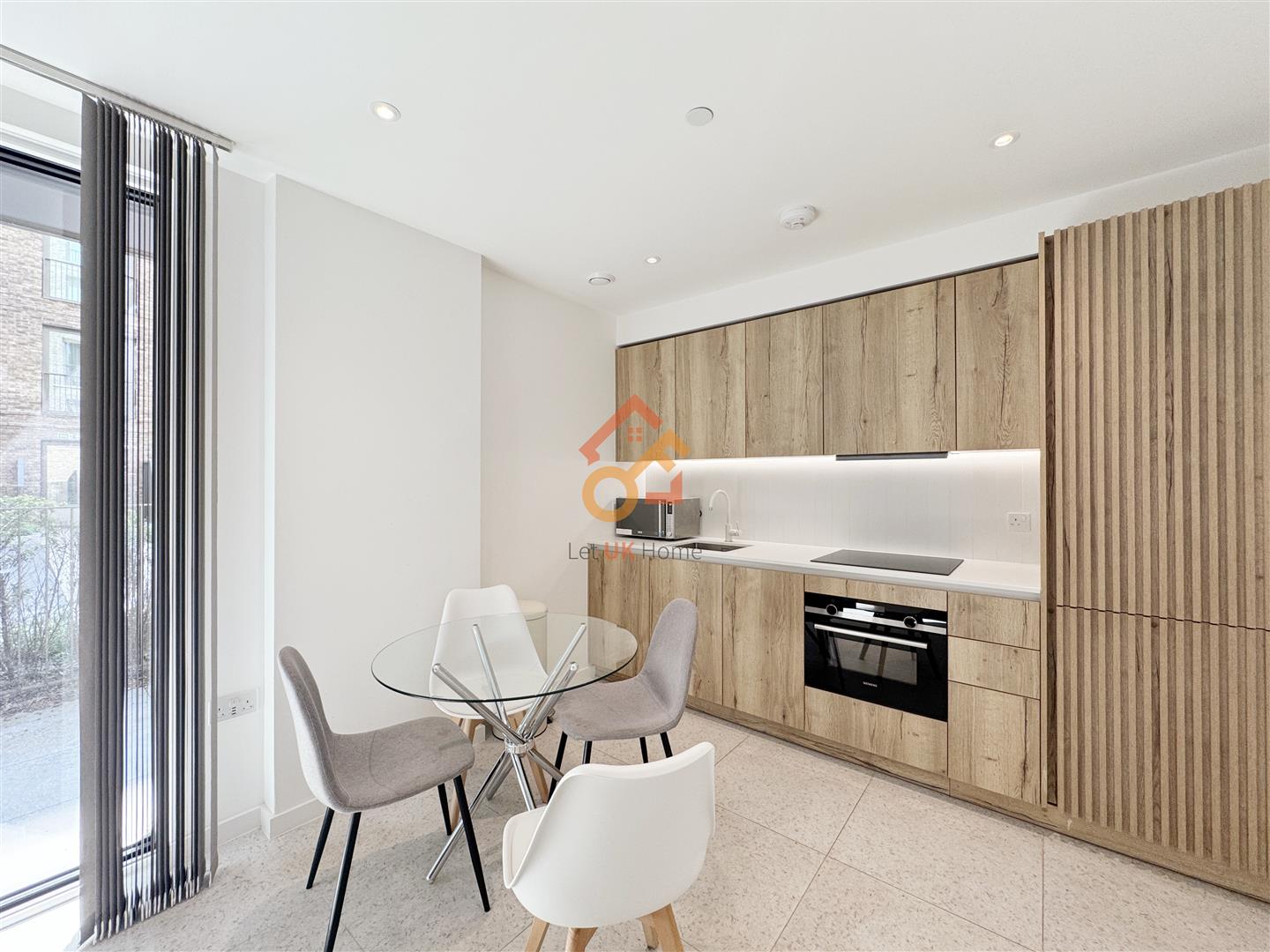 Flat Cendal Crescent in Greater London