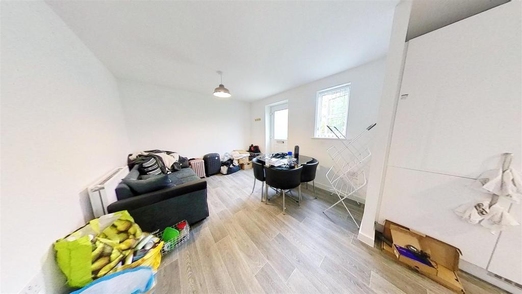 Flat Escelie Way in Birmingham