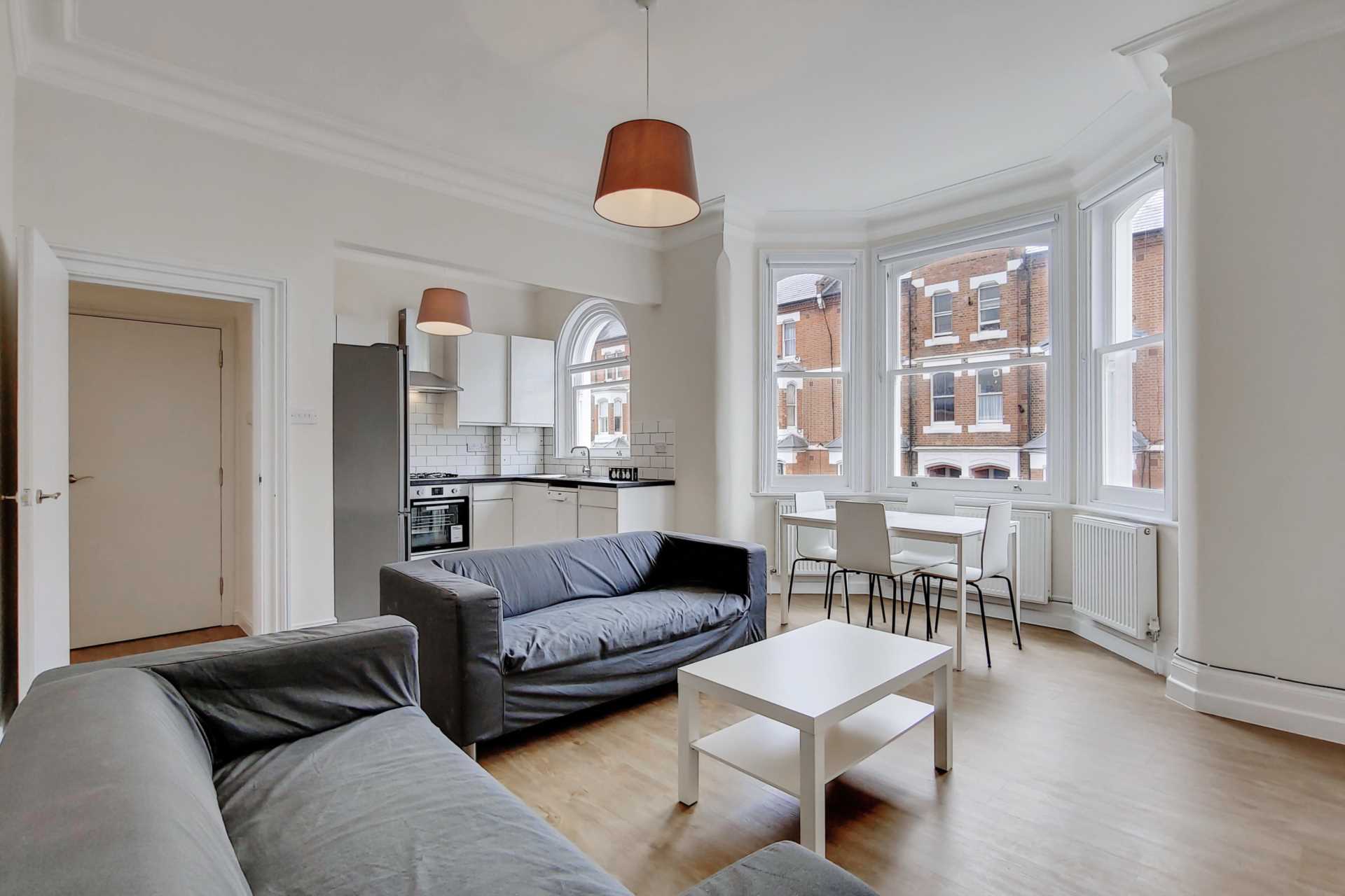 Flat Ormiston Grove in Greater London
