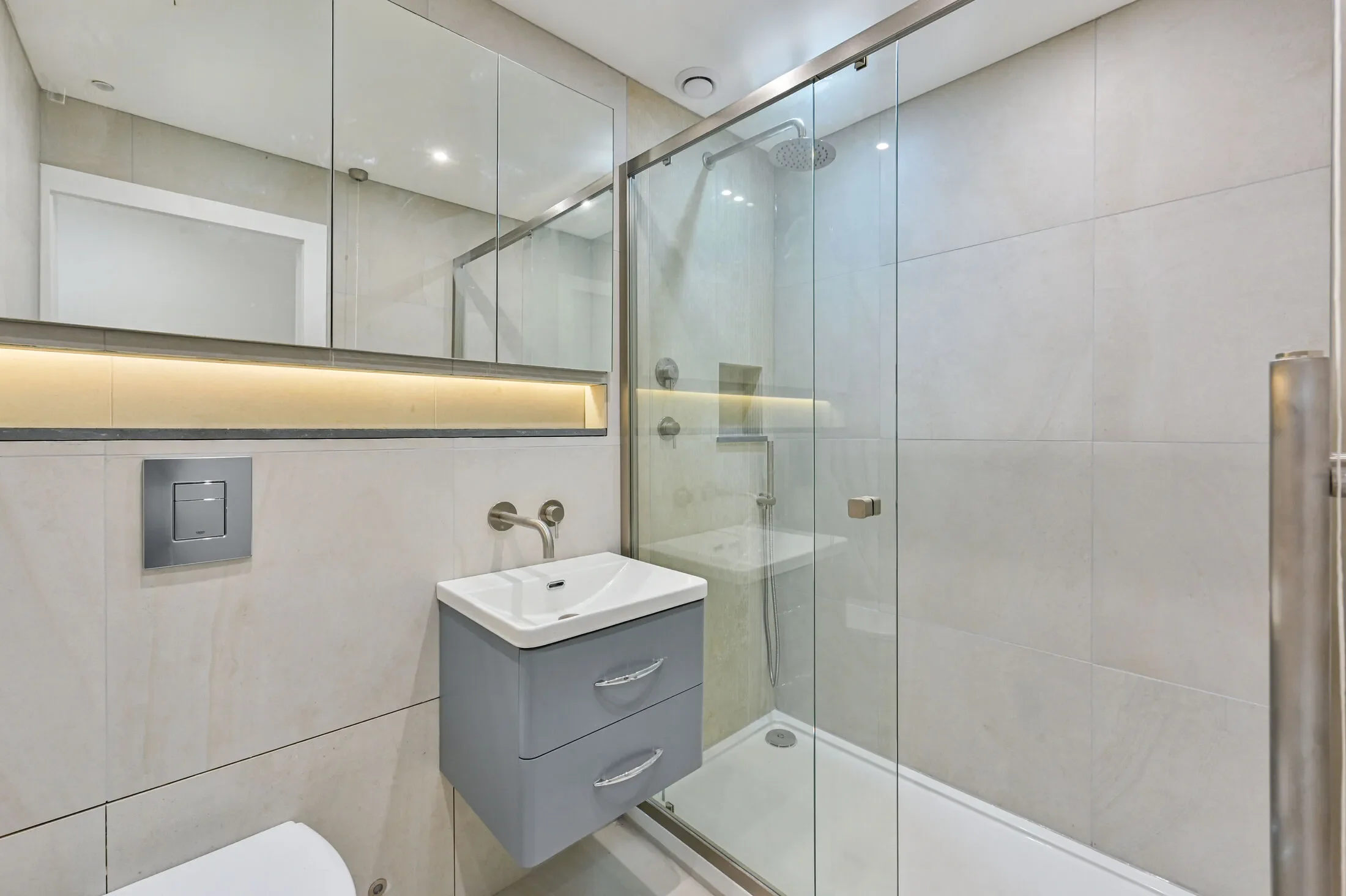 Flat Waterford Road in Greater London