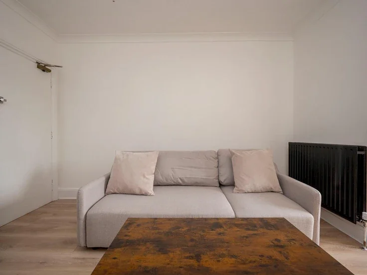 Flat Waddon Road in Greater London