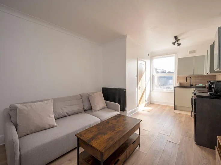 Flat Waddon Road in Greater London