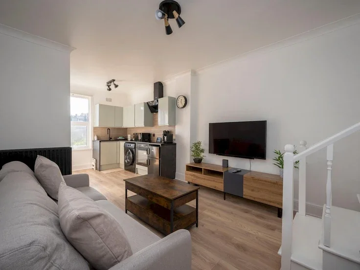 Flat Waddon Road in Greater London