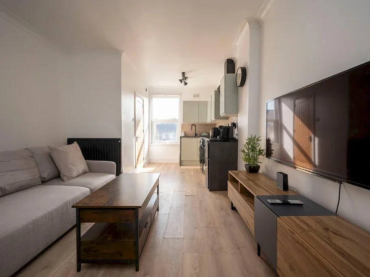 Flat Waddon Road in Greater London