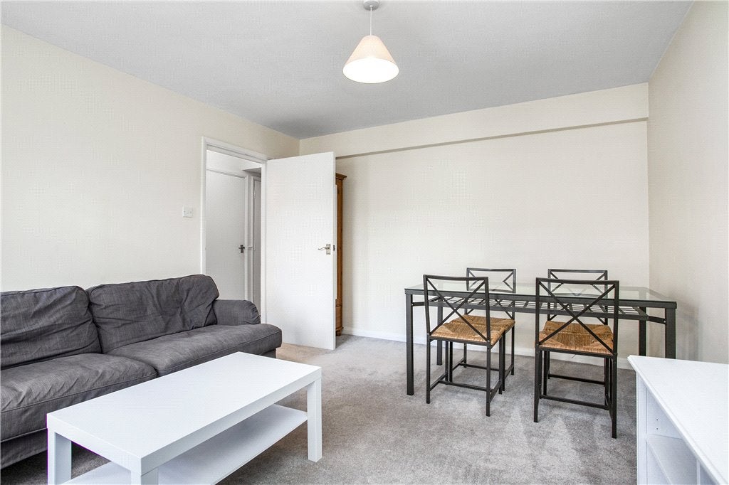Flat Cambalt Road in Greater London