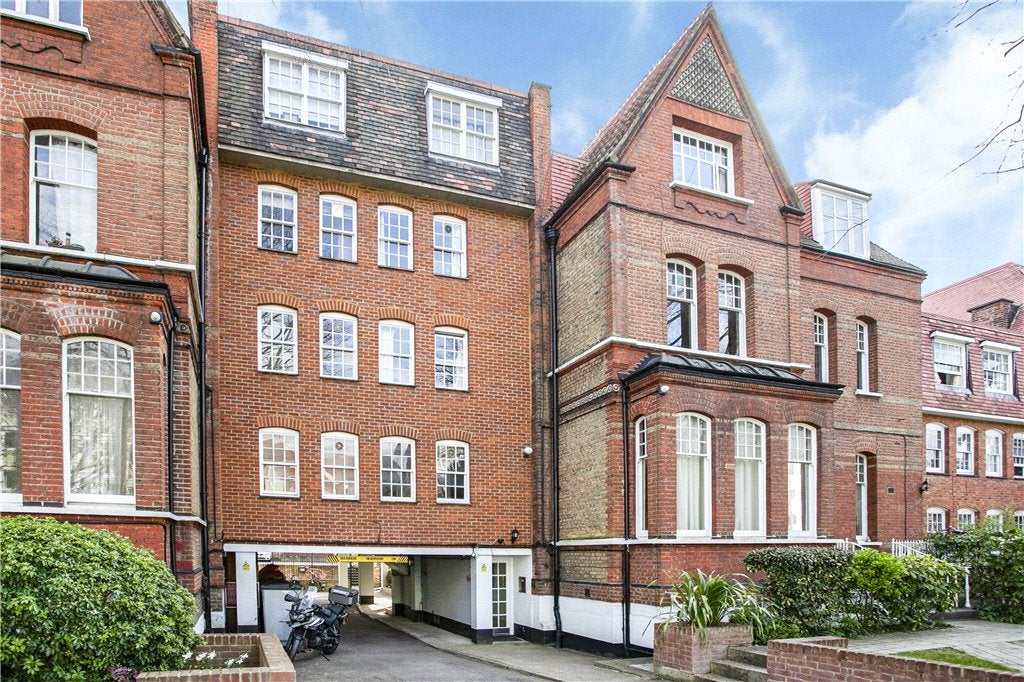 Flat Cambalt Road in Greater London