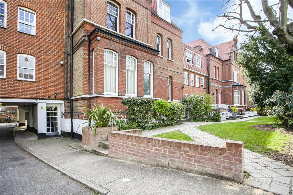 Flat Cambalt Road in Greater London
