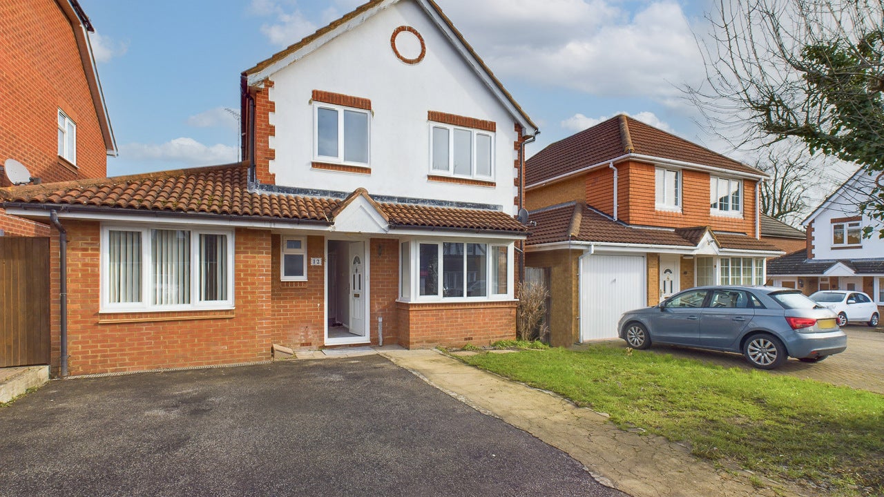 House Redwood Drive in Aylesbury
