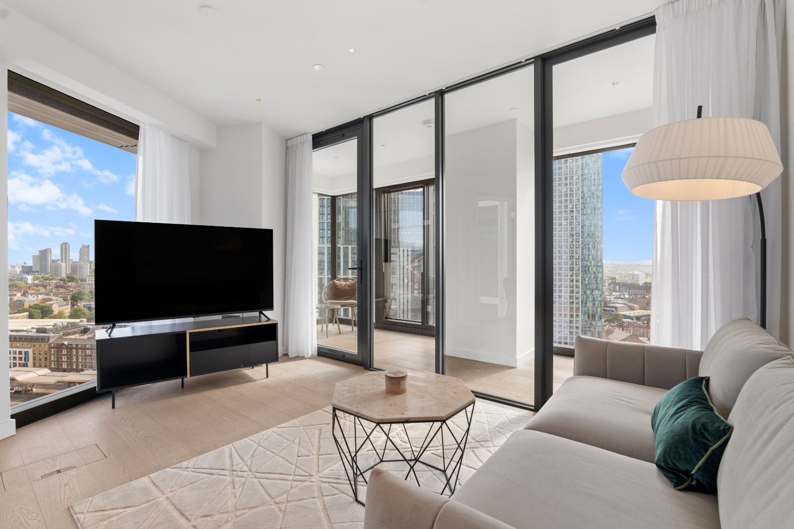 Flat Nine Elms Lane in Greater London