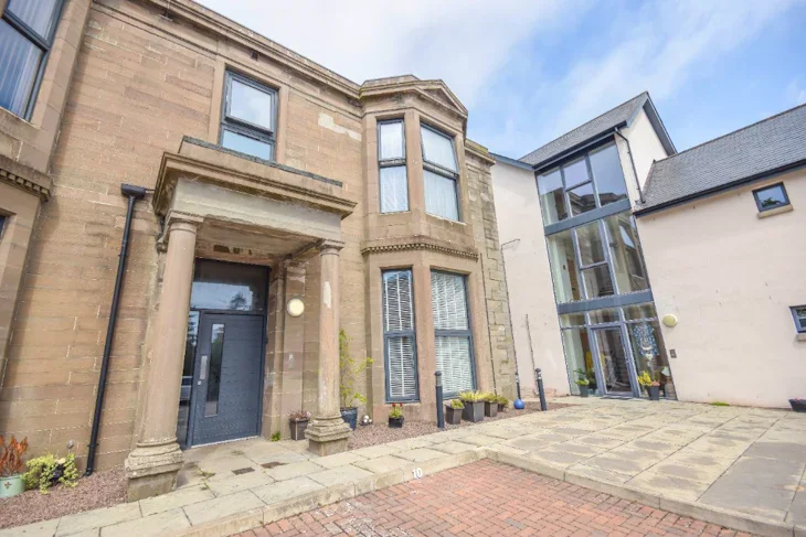 Flat Viewfield Court in Arbroath