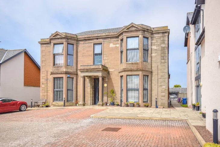 Flat Viewfield Court in Arbroath