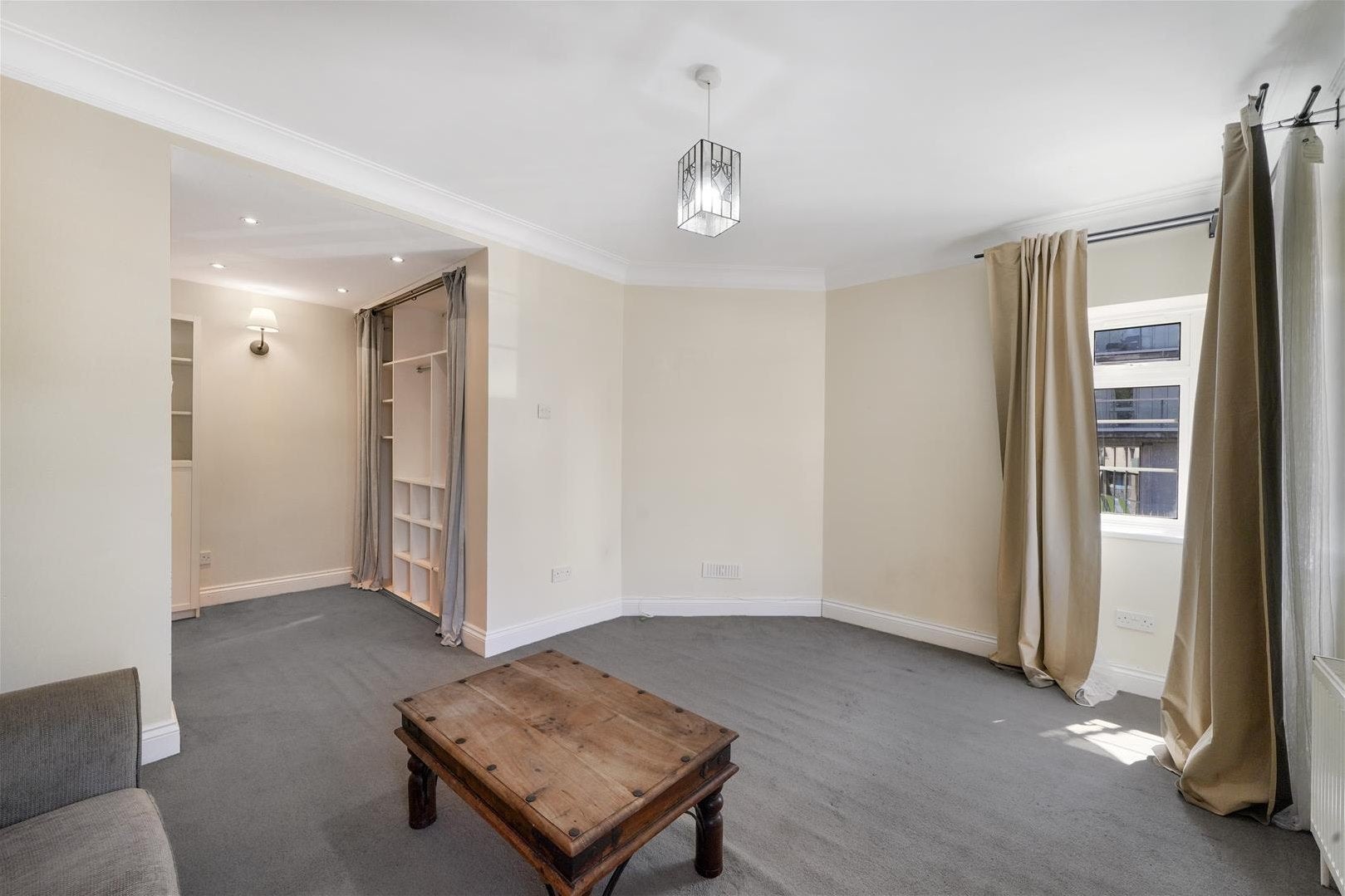 Flat Empire Way in Greater London