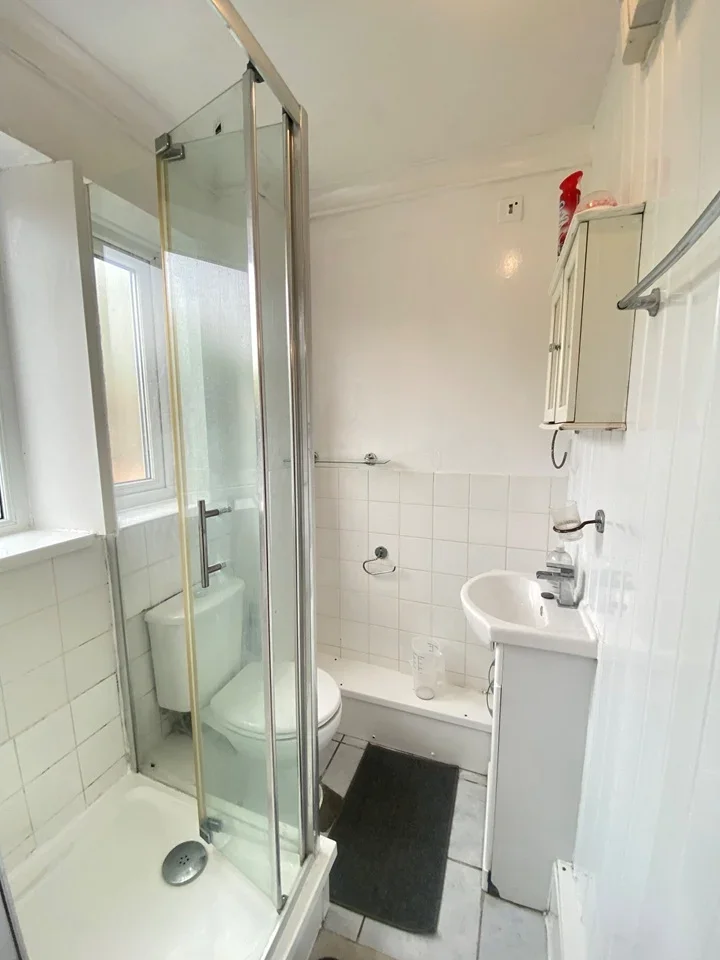 Flat Roman Close in Greater London