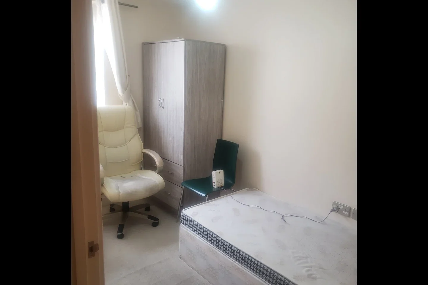 Room Newport Avenue in Greater London
