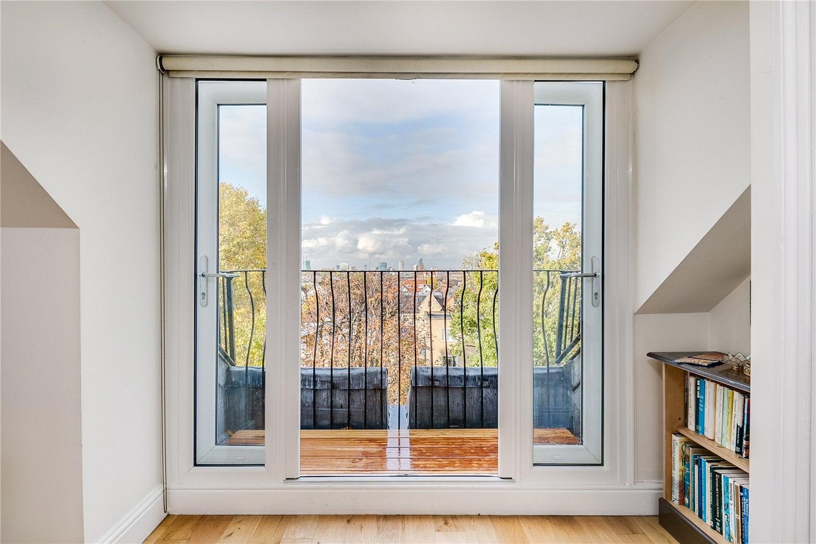 Flat Nightingale Lane in Greater London