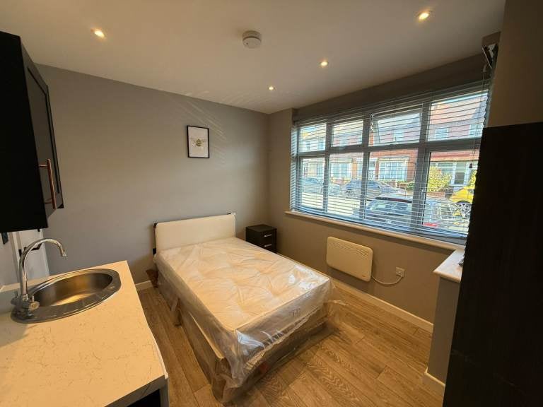 Flat Claremont Road in Greater London