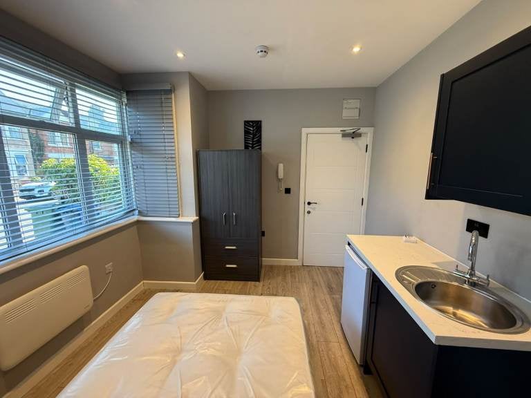 Flat Claremont Road in Greater London