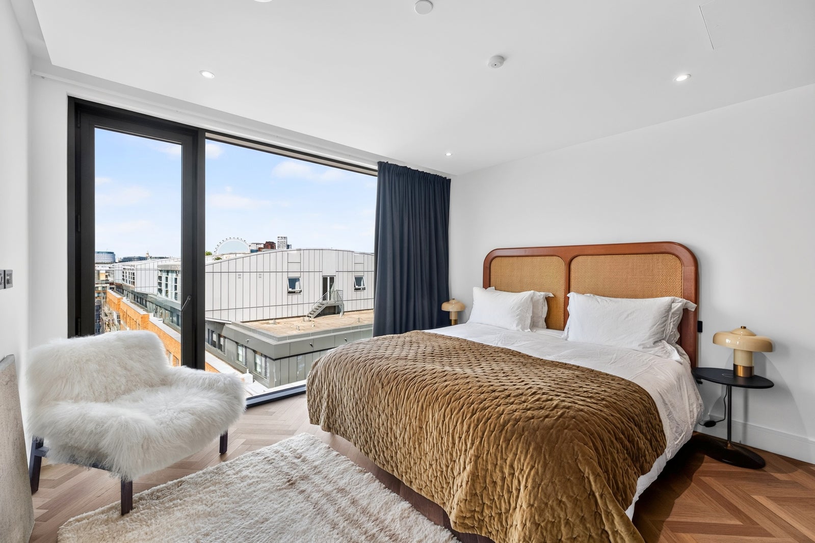 Flat Sawyer Street in Greater London