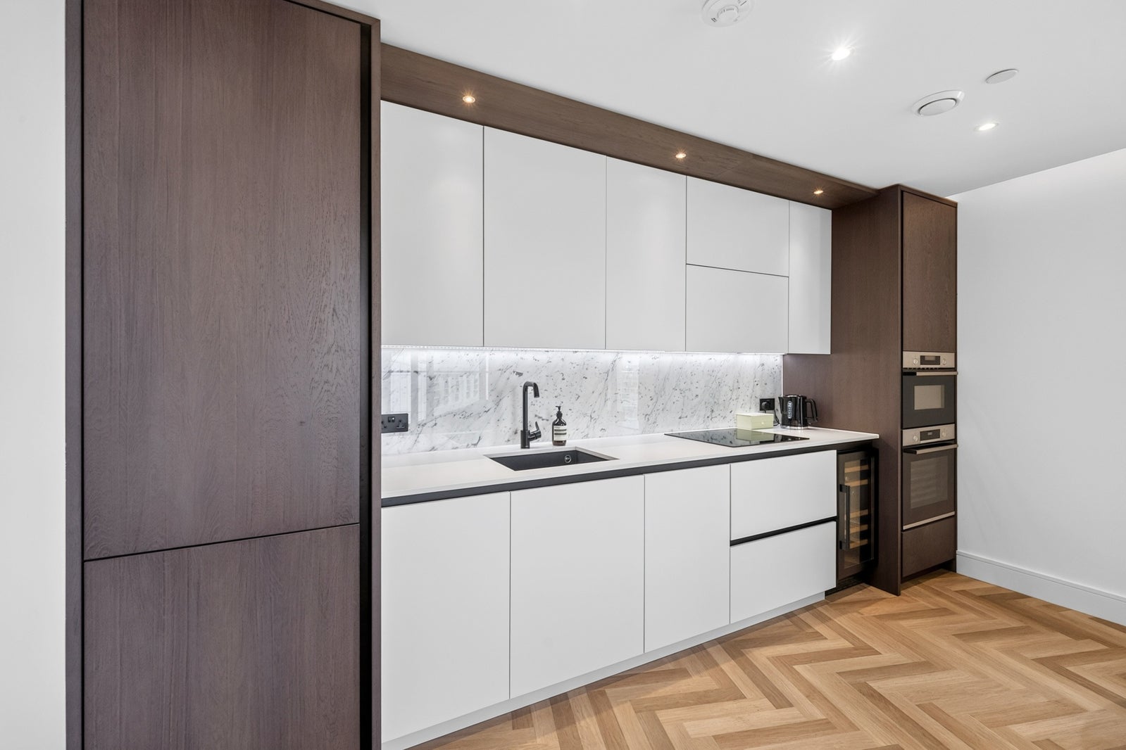 Flat Sawyer Street in Greater London