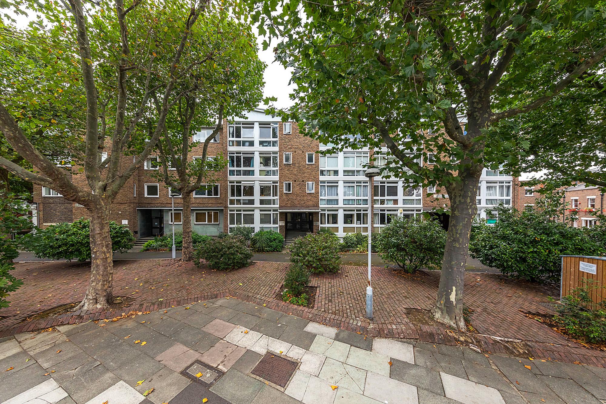 Flat Dryden Court in Greater London