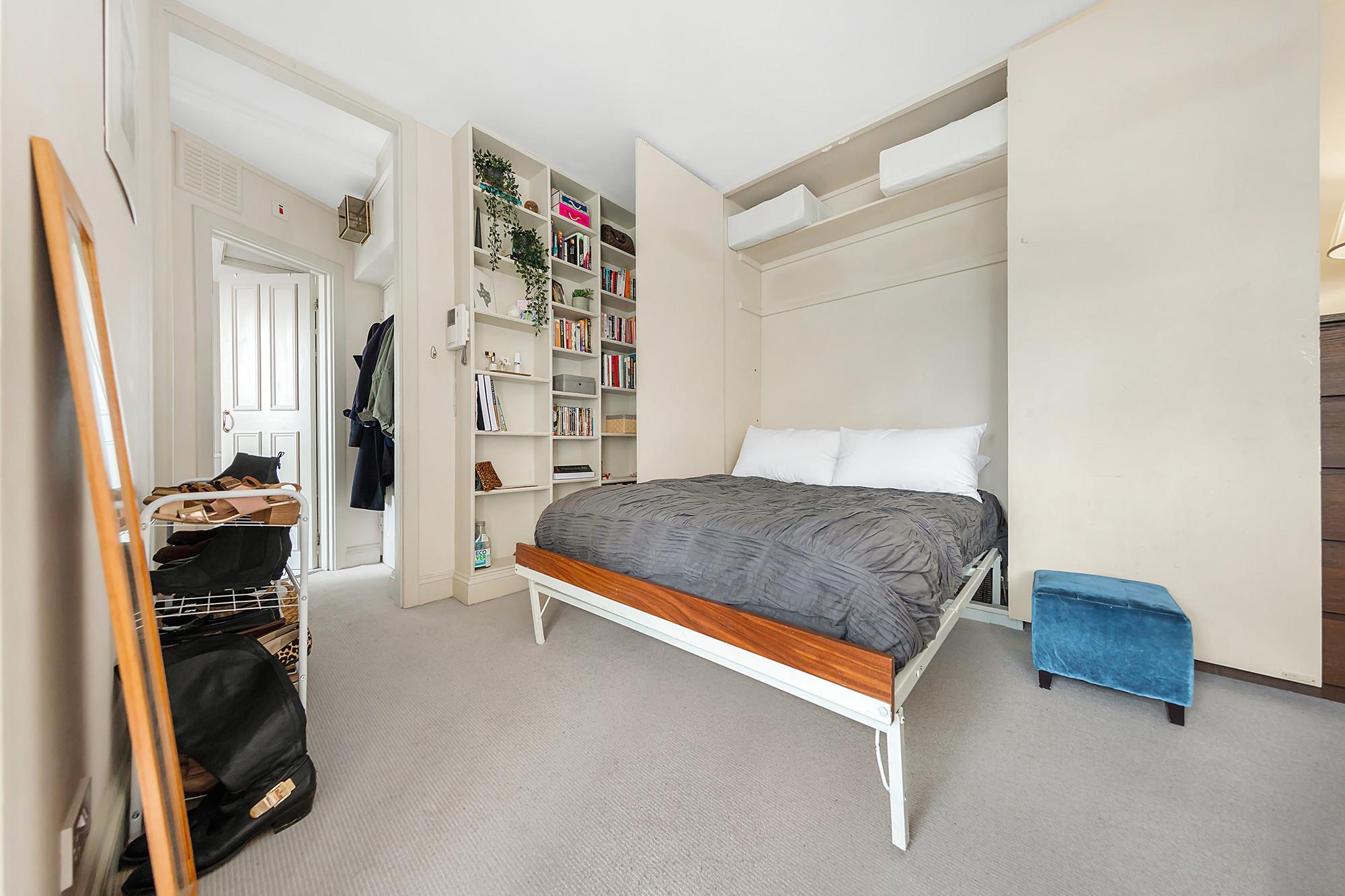 Flat Dryden Court in Greater London