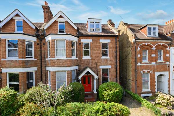 Flat Claremont Gardens in Greater London